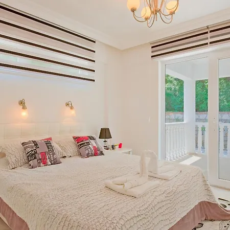 Villa Xclusive